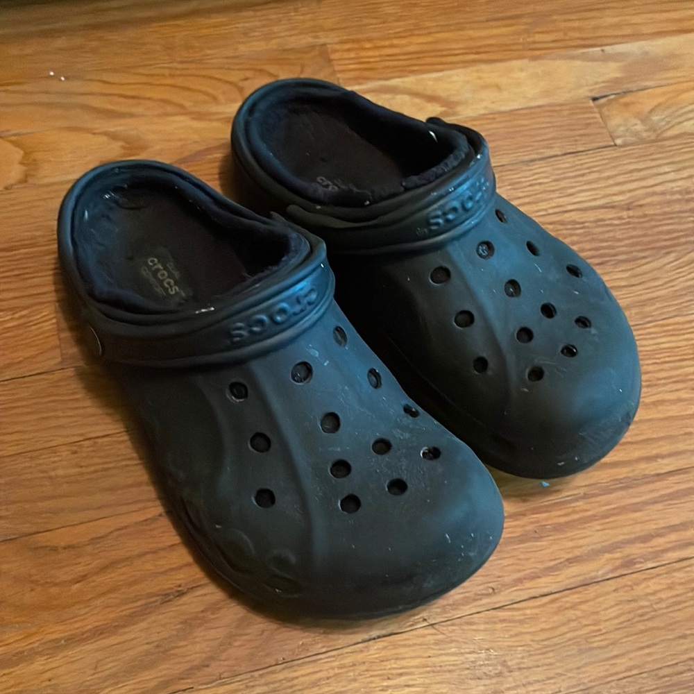 Size 7 black fluffy crocs ( i will clean them before i send them out)